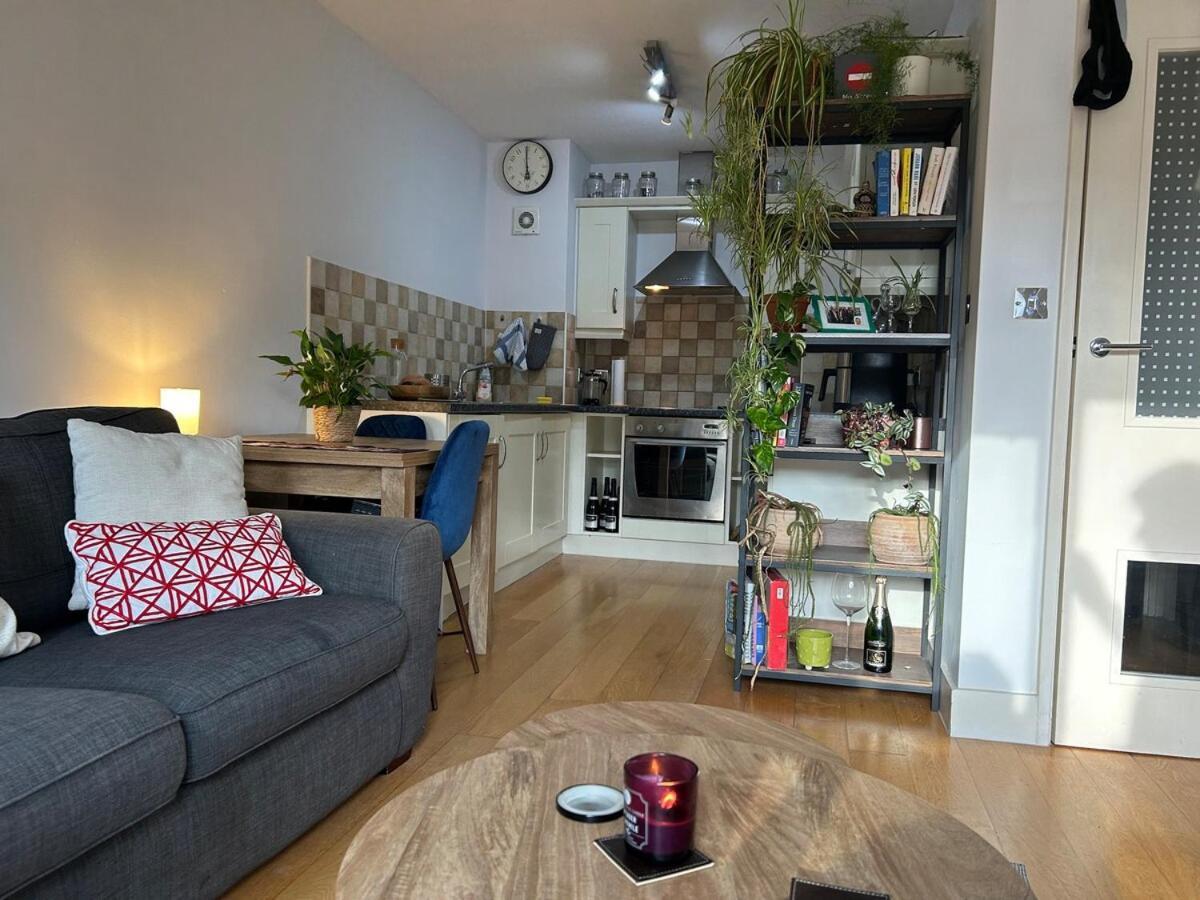 Cousy Flat With Small Garden In Fantastic Location
