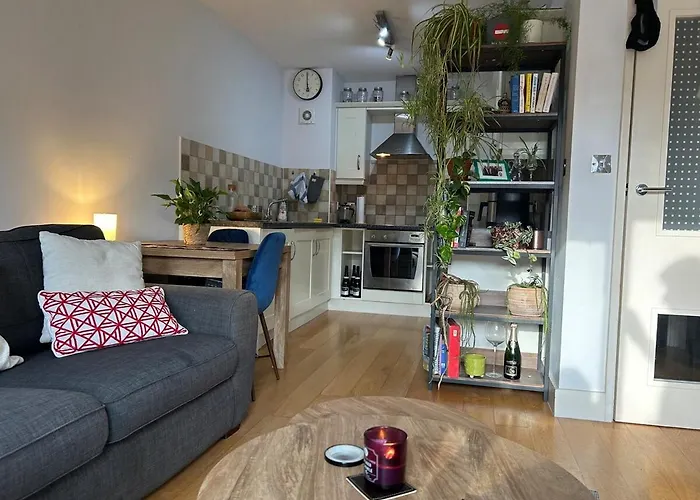 Cousy Flat With Small Garden In Fantastic Location